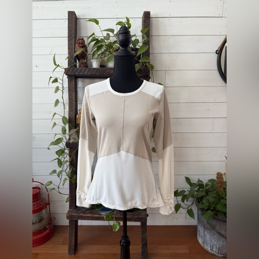 Altra Running Beige and White Long Sleeve Top with Hand Covers - Picture 16 of 17